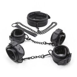 BDSM omezovací sada Sexys, která se skládá z černých polstrovaných pout a kovových řetězů. Souprava je navržena pro fixaci končetin a krku.